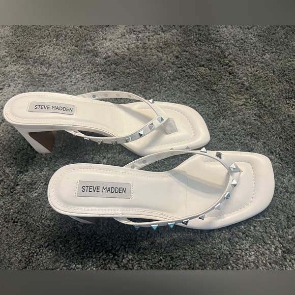 Steve Madden White sandals with silver accents- size 8 - NEW - Picture 1 of 2